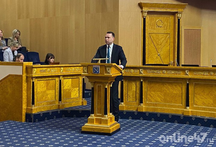 Председатель комитета по здравоохранению Александр Жарков рассказал, что за 2024 год количество врачей в 47-м регионе увеличилось на 240. «Принято 1266 врачей, уволено 1026, итого прирост только за 2024 год — + 240 врачей. По среднему медицинскому персоналу — + 121 человек», – отметил Жарков. Также Александр Жарков добавил, что регион работает по всем возможным направлениям для привлечения медработников: «Это и ежегодное повышение заработной платы, за 2024 год составила 123 179 рублей. Это 200% от среднемесячного дохода от трудовой деятельности. На 2025 год прогноз — 145 660. Это социальная поддержка. Мы ежегодно принимаем новые постановления и распоряжения в поддержку. Весной буквально было постановление по соцподдержке работников скорой помощи. Мы не только помогаем специалистам с медицинским образованием, но точечно сделали по водителям скорой помощи. У нас действительно были проблемы по водителям. Но, по моей последней информации, у нас уже в некоторых районах конкурс на водителей, потому что такая мера уже дала положительное изменение». Говоря о целевом обучении врачей, Александр Жарков отметил, что в 2024 году регион по специалитету на 25% увеличил целевой набор, а по ординатуре — на 40%. «Посыл Минздрава в этом направлении чёткий. Мы увеличиваем бюджетные места и целевые направления», – подчеркнул председатель комитета по здравоохранению. Online47 — Всё о Ленобласти и не только