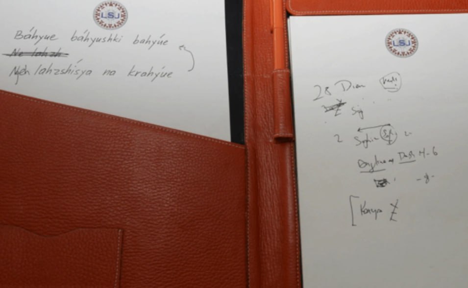 В опубликованных Минюстом США фотографиях в файлах по делу американского финансиста Джеффри Эпштейна оказалось фото его записной книжки в которой латиницей написан текст русской колыбельной Баю баюшки баю Фото выложил Минюст на сайте кадр с записной книжкой опубликован под номером EFTA00002897 Bahyue bahyushki bahyue Nyeh lahzshisya na krahyue написано в записной книжке В словах написанных транслитом проставлены ударения Кроме того вторая строчка соединена с первой стрелкой Ранее Минюст США опубликовал оставшуюся часть материалов федерального расследования в отношении Эпштейна Ведомство совместно с ФБР сообщало что в ходе расследования было собрано более 300 Гб данных включая многочисленные изображения и видеозаписи с участием Эпштейна и его жертв а также свыше 10 тыс файлов с материалами детской порнографии и другими свидетельствами сексуального насилия Фото U S Justice Department РБК в Telegram и MAX