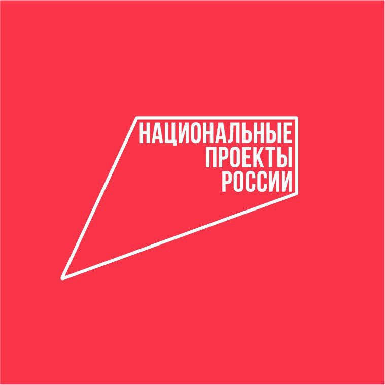 За первые пять месяцев 2025 года федеральный проект «Производительность труда», входящий в состав национального проекта «Эффективная и конкурентная экономика», в РСО-Алания продемонстрировал положительную динамику по ключевым показателям эффективности  Всего, с 2023 года в проекте приняли участие 7 предприятий, обеспечивающих занятость 1 200 человек.   В рамках реализации мероприятий нацпроекта на предприятиях активно внедрялись инструменты бережливого производства, что позволило добиться следующих результатов:   • Снижение времени протекания процессов в среднем на 32%. Достигнуто за счет оптимизации логистики, сокращения излишних перемещений и стандартизации операций.   • Увеличение выработки в среднем на 41%. Повышение производительности обусловлено более эффективным использованием ресурсов, внедрением новых технологий и мотивацией персонала.   • Сокращение незавершенного производства в среднем на 32%. Оптимизация производственных потоков, улучшение планирования и контроля позволили снизить объем запасов и повысить оборачиваемость активов.   Важным аспектом реализации проекта является обучение персонала. За отчетный период 24 сотрудника предприятий и представителей региональных команд прошли обучение по инструментам бережливого производства.   Полученные результаты свидетельствуют об эффективности применения инструментов бережливого производства в рамках федерального проекта «Производительность труда».