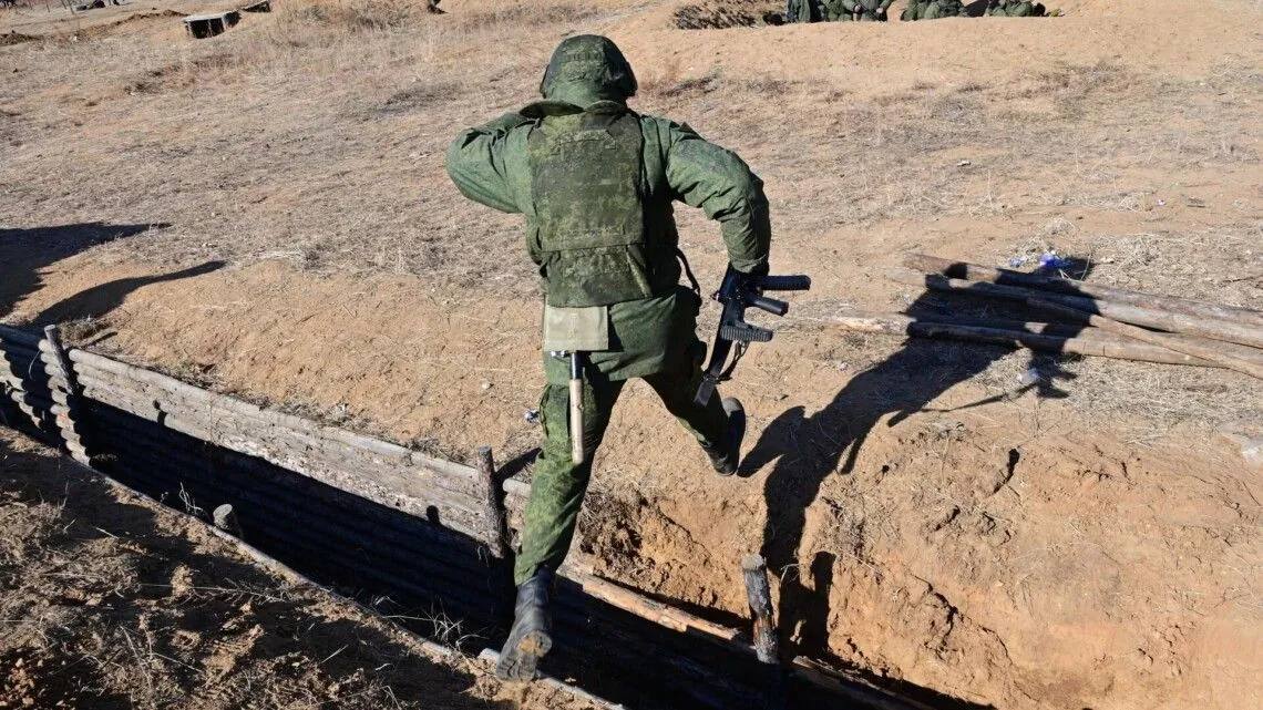  В Ростовской области сбежали 10 зэков-контрактников, набранных на войну В ночь с 8 на 9 мая с военного полигона под Ростовом-на-Дону сбежали десять мобилизованных, среди которых были бывшие заключённые, осуждённые за убийства, грабежи и наркоторговлю. Как сообщает Donday, все они подписали контракты с Минобороны и готовились к отправке на фронт. Но за несколько дней до выезда исчезли — по сути, дезертировали с территории части. Четверых беглецов удалось задержать в первые сутки, судьба остальных остаётся неизвестной.
