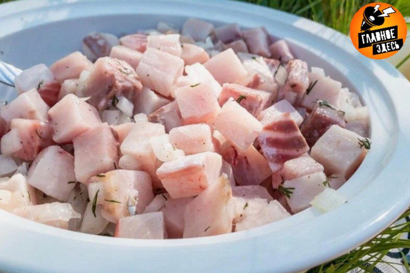 Российское блюдо попало в мировой антирейтинг отвратительной еды Речь идет об Индигирке Это северный деликатес который представляет собой салат из замороженной рыбы и лука В рейтинге гастрономического гида TasteAtlas он занял 65 е место набрав 2 7 балла из пяти возможных Всего в общей базе платформы представлено 29 русских блюд с оценками от 3 до 3 9 балла низкие рейтинги также получили кутья щи и рассольник Тройку лидеров антирейтинга в 2025 году заняли исландские блюда баранья голова свид набор из субпродуктов торраматюр и форель по наваррски жареная рыба начиненная беконом и завернутая в хамон Главное здесь Подписывайтесь