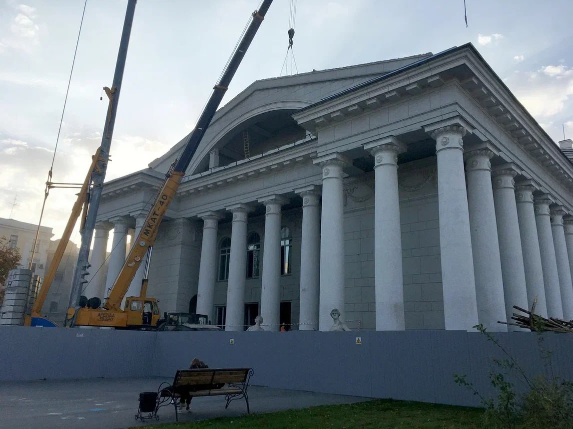В Саратове РСК Наследие сделает проект противоаварийных для оперного театра Контракт на сумму 10 3 млн руб заключен 29 сентября Завершить работу планируется к 27 февраля 2026 года Документ будет основан на инженерных изысканиях проведенных той же компанией в мае В январе этого года Наследие также получило контракт на консервацию здания театра Все эксклюзивы kommersant64