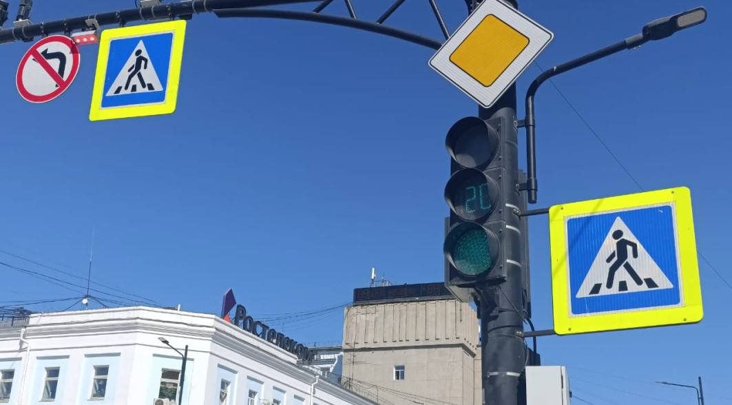 В Якутске установят 18 детекторов транспорта и девять светофорных объектов Совместно с ПАО «Ростелеком» в Якутске создадут и внедрят интеллектуальную транспортную систему, предусматривающую автоматизацию процессов управления дорожного движения на территории ГО «город Якутск». В 2025 году планируется развитие подсистемы светофорного управления, подсистемы мониторинга параметров транспортного потока и системы обеспечения информационной безопасности. В частности, в текущем году в Якутске установят 18 детекторов транспорта регистрируют проходящее количество автомобилей на определенной полосе дороги и девять светофорных объектов. Интеллектуальная транспортная система ИТС свяжет светофоры на основных центральных улицах столицы республики в единую сеть. Это позволит в зависимости от условий регулировать работу светофорных объектов. Совместно с ПАО «Ростелеком» в Якутске создадут и внедрят интеллектуальную транспортную систему, предусматривающую автоматизацию процессов управления дорожного движения на территории ГО «город Якутск». Контракт предусматривает приобретение и установку оборудования, а также доступ к предустановленному программному обеспечению для функционирования информационных систем.