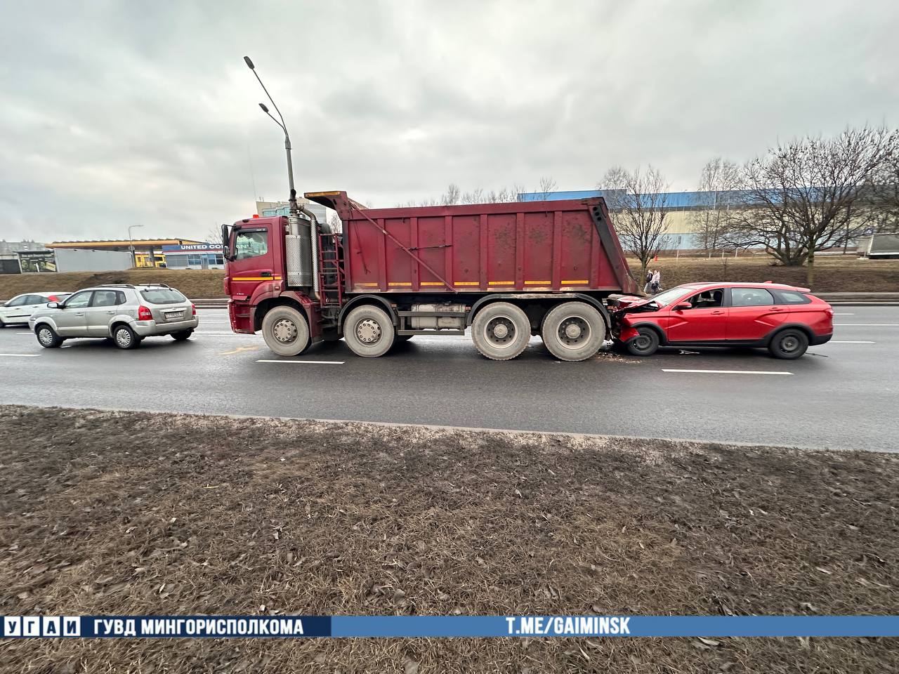 КАМАЗ столкнулся с двумя легковушками в Минске  Накануне вечером вблизи здания №178А по проспекту Паризанскому грузовик "КАМАЗ" столкнулся с Hyundai. Позже на стоящий "КАМАЗ", обозначенный знаком аварийной остановки, совершил наезд автомобиль Lada под управлением 48-летней женщины.   Водитель и 11-летний пассажир Lada доставлены в больницу для обследования.