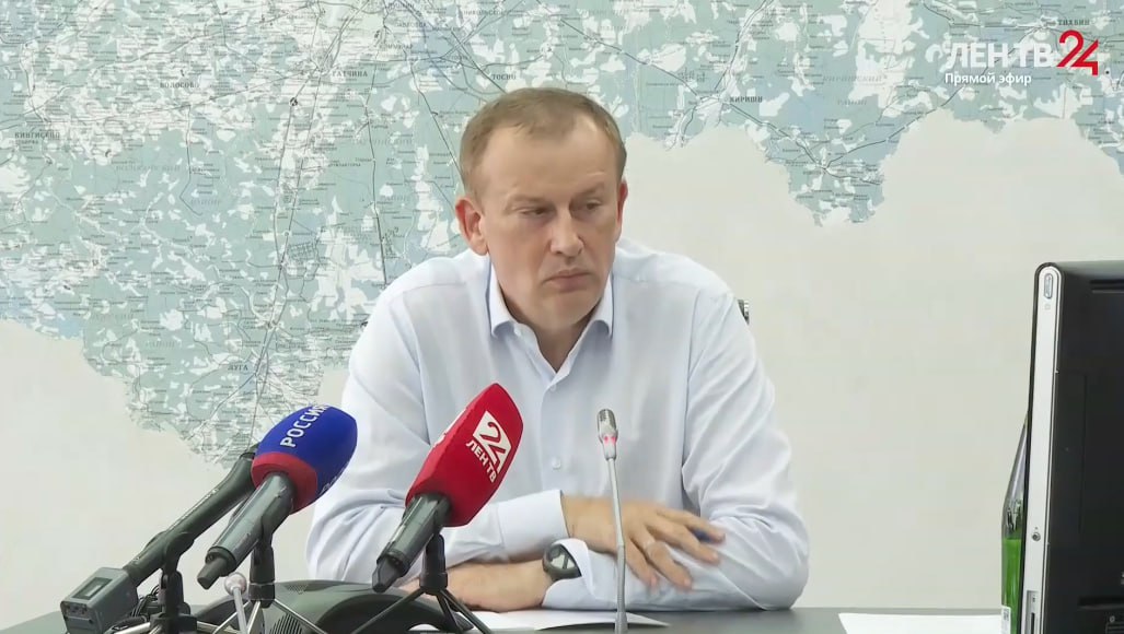 Дачники из Ульяновки пожаловались на активное движение транспорта в СНТ Во время прямой линии с губернатором Ленинградской области Александром Дрозденко жительница поселка Ульяновка Тосненского района пожаловалась на небезопасный транзитный проезд через улицу Колхозную, организованный для доступа к садоводческим массивам. «За нами находится СНТ — не один, а три. Нашу улицу открыли и сделали проезд сквозным. И теперь — камазы, фуры, дачники. Как ралли “Париж — Дакар”. Улица узкая, детям гулять негде», — рассказала женщина. Глава региона отметил, что открытие улицы для сквозного проезда требует согласования с местными властями и ГИБДД, а улицы не могут становиться транзитными без учета параметров безопасности: «Просто так любая улица внутри поселка не может стать транзитной. Даже в городе нужны: соответствующая ширина, покрытие, безопасность. Надо разобраться, есть ли соответствующие разрешения». Александр Дрозденко пообещал направить рабочую комиссию с участием специалистов Тосненской администрации, комитета по градполитике и дорожного комитета, чтобы выяснить правомерность решения и найти выход из ситуации. «Если она может быть транзитной — обеспечим безопасность: ограничение скорости, “лежачие полицейские”, освещение. Если не может — найдем альтернативный путь, как было 30 лет до этого. Давайте дадим время рабочей группе», — резюмировал губернатор. Глава региона также поручил лично доложить ему о результатах проверки и принять взвешенное решение: либо восстановить улицу и усилить безопасность, либо закрыть сквозной проезд и вернуться к прежним маршрутам. Online47 — Всё о Ленобласти и не только