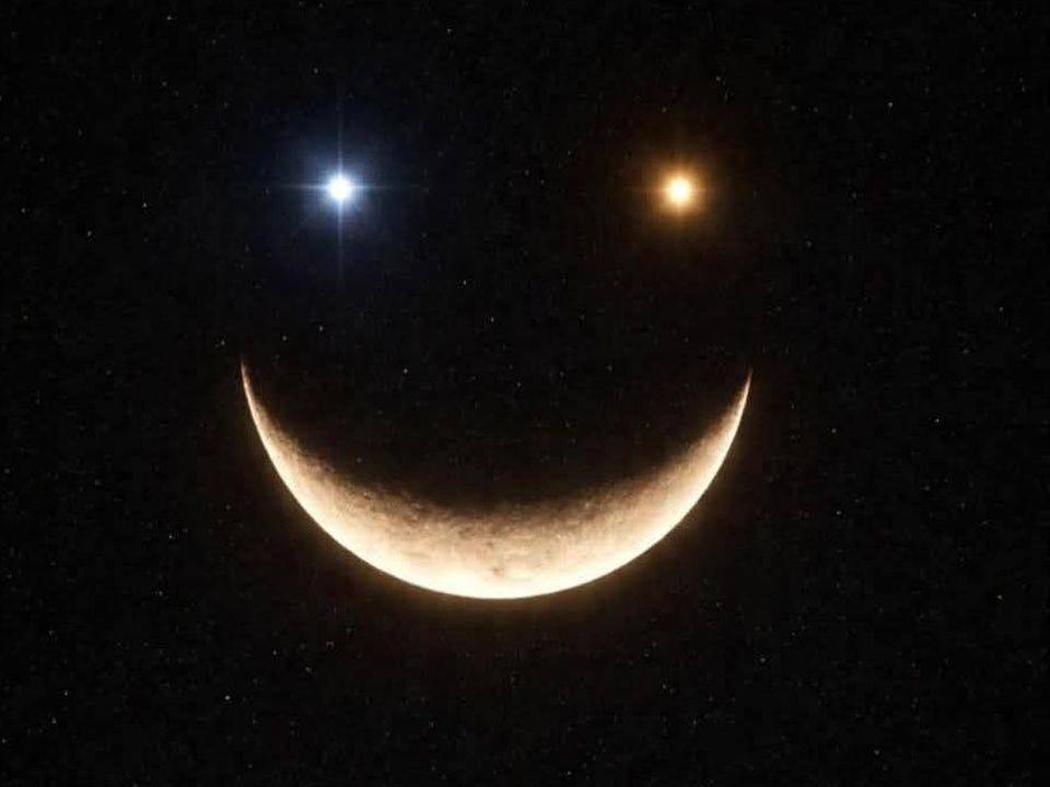 Небо нам улыбнется этой ночью жители Приморья смогут увидеть на небе смайлик В пятницу 23 января на небе можно будет наблюдать редкое астрономическое явление Луна Сатурн и Нептун соединятся в созвездии Рыб образуя своеобразный смайлик Наблюдать его можно будет по всей России после захода Солнца при условии ясной погоды Для лучшего обзора понадобится бинокль или телефон с функцией приближения камеры Приглашаем всех в наш канал SVODKA25 в MAX max ru svodka25 Советуем подписаться на всякий случай