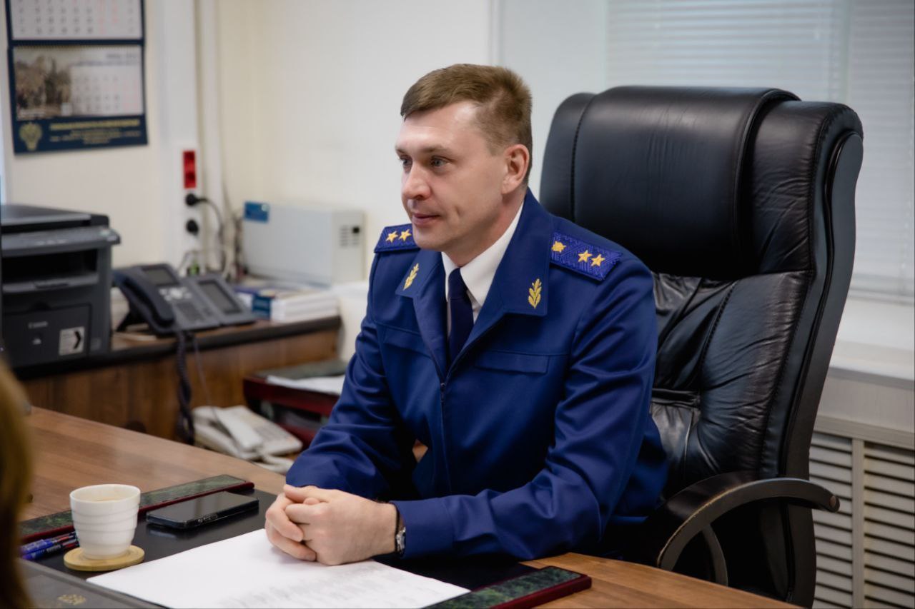 В преддверии Дня российского предпринимательства прокурор края Юрий Немкин встретился с представителями бизнеса Соблюдение прав предпринимателей – одно из приоритетных направлений работы прокуратуры региона. В текущем году надзорным ведомством пресечено свыше 600 необоснованных проверочных мероприятий в отношении хозяйствующих субъектов. По мерам прокурорского реагирования отменены результаты 5 незаконных проверок, к административной ответственности привлечены 34 контролера. В результате вмешательства надзорного ведомства в 2025 году задолженность перед предпринимателями по госконтрактам погашена на сумму более 4,1 млн рублей. Прокурорами на постоянной основе осуществляется прием представителей бизнес-сообщества. Так, прокурор края Юрий Немкин посетил Кировский округ. В ходе встречи с руководителями крупных предприятий округа обсуждены действующие на Ставрополье меры поддержки бизнеса, а также эффективность их реализации. Представители компаний рассказали о своей деятельности и имеющихся проблемах в сфере создания и модернизации энергетической и логистической инфраструктуры. Обсудили рост цен на сырье и повышение тарифов на коммунальные услуги, а также кадровые вопросы. По результатам встречи по указанию Юрия Немкина организованы проверочные мероприятия, результаты которых взяты на контроль.