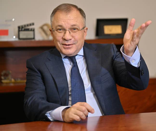 Глава Агентства страхования вкладов Андрей Мельников задержан в Москве Об этом сообщает Baza По их данным ему вменяют мошенничество в особо крупном размере Ранее был задержан заместитель Мельникова Александр Пепелюх по делу о хищении порядка 200 млн рублей Как сообщает Baza во время следствия он дал показания на своего руководителя Подписаться на БанкБлог Подписаться на MAX