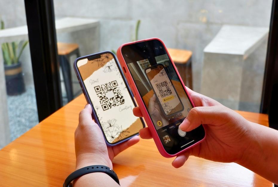 Платить через СБП по QR-коду стало опасно: Трижды подумайте перед платежом Мошенники начали встраивать оплату через СБП на свои фейковые веб-страницы. Обычно жертва попадает на такой сайт из-за обещания выигрыша за очередную покупку, подписку или просто ни за что. Человек переходит на страницу с «радостной новостью» и видит, что нужно уплатить налог с «выигрыша» согласно законодательству. Раньше для приема таких платежей использовались созданные мошенниками сервисы «Наш платеж» и «Росплатеж». Однако теперь их заблокировали, и разводилы начали внедрять оплату по СБП с помощью QR-кода: человек сканирует код и оплачивает фейковый «налог» в надежде получить неизвестный выигрыш. Прежде чем оплачивать что-либо по QR-коду или даже сканировать его, несколько раз перепроверьте, действительно ли сумма и назначение платежа совпадают с необходимыми. Также всегда анализируйте, стоит ли вообще за это платить.