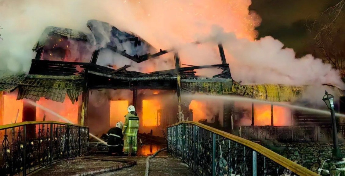 Пожар в Елизове уничтожил двухэтажное деревянное кафе На Камчатке произошёл пожар в кафе в городе Елизово загорелось деревянное двухэтажное здание расположенное на Садовом кольце Спасти строение не удалось Нажмите для подробностей   kam24 ru news main 20251225 124063 html utm source telegram utm medium messenger