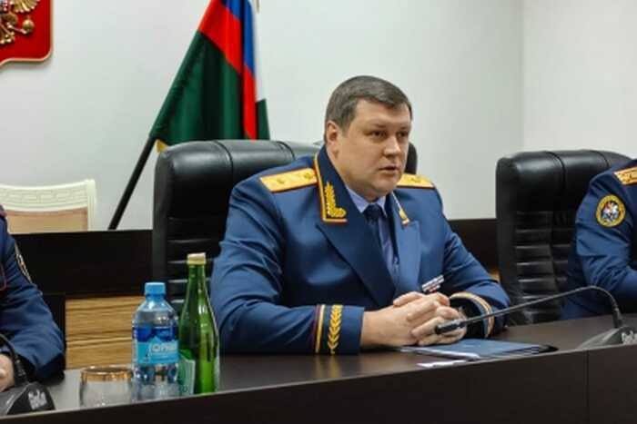 Путин назначил главой столичного СК нарушителя ПДД и любителя кортежей с тонировкой  Президент своим закрытым указом поставил на ключевую должность в московском Следственном комитете Дмитрия Беляева — экс-главу дагестанского управления СК, известного пренебрежением закона на дорогах. Беляев регулярно нарушал правила дорожного движения, передвигался в кортежах с незаконно затемнёнными стеклами, игнорируя общественные нормы и безопасность. Назначение человека с таким послужным списком на ответственный пост в столице вызывает вопросы о приоритетах власти и реальном отношении к правопорядку. Уже скоро он займет свой новый кабинет, продолжая создавать прецеденты безнаказанности.  Источник: ЧЕРНЫЙ ВОРОН