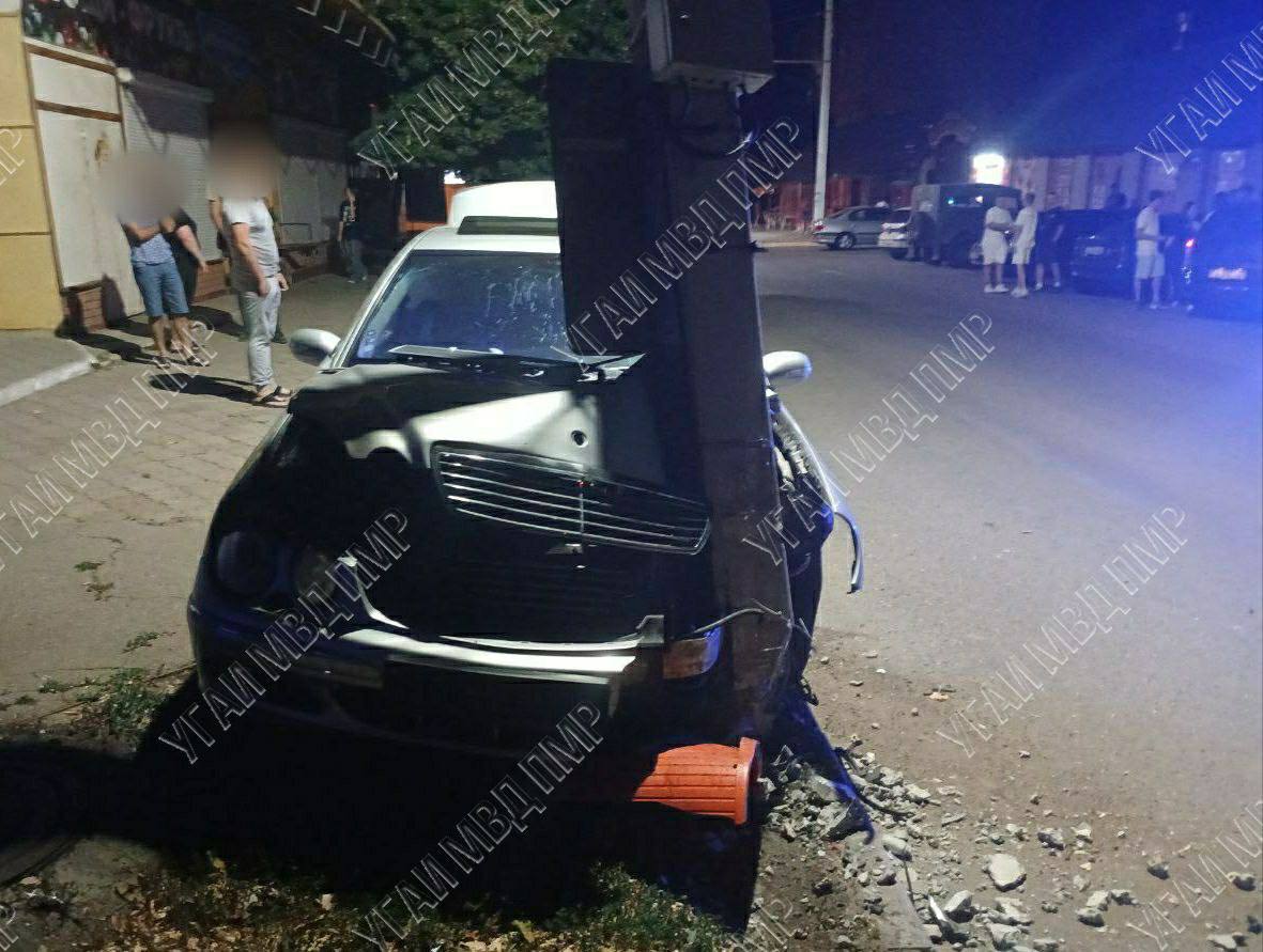 Не уступил дорогу — столкновение и пострадавшие Вечером 12 августа в Бендерах, возле Борисовского рынка, произошло ДТП. Водитель «Тойоты», двигаясь по улице Павлика Морозова, на перекрёстке с улицей 50 лет ВЛКСМ не выполнил требование знака «Уступите дорогу». В результате столкновения с «Мерседесом» последний выехал на электроопору. В аварии пострадали двое пассажиров «Мерседеса» — 19-летний юноша и 16-летняя девушка. У них ушибы лица и гематомы. Повреждены оба автомобиля и электроопора. По факту происшествия ведётся разбирательство, пишет МВД.