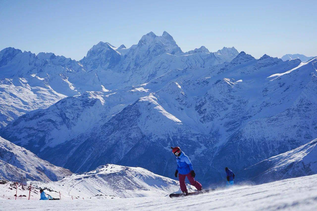 На курорте Эльбрус открывается горнолыжный сезон Курорт в Кабардино Балкарии впервые в своей истории начнет зимний сезон 1 ноября Для катания в предстоящие выходные в тестовом режиме будет открыта самая высокогорная трасса страны Гарабаши Мир Предыдущие ранние старты были зафиксированы 7 ноября в 2021 году и 8 ноября в 2016 году Запустить катание в рекордные сроки стало возможным благодаря снежной погоде на высотах от 3000 и выше и конечно благодаря профессионализму команды эксплуатации Эльбруса Все службы курорта техника канатные дороги люди готовы начать сезон в любой день ждали отмашки только от небесной канцелярии Снега много готовы принимать изголодавшихся по вельвету горнолыжников комментирует Андрей Юмшанов генеральный директор Кавказ РФ В новом зимнем сезоне на курорте будет доступно больше 20 км трасс всех уровней сложности В дополнение к уже знакомым склонам откроется новая зона катания в восточном секторе курорта Там будут работать две современные канатные дороги и шесть трасс общей протяжённостью 5 2 км Новости Отели ОтелиКБР Новости Отелей