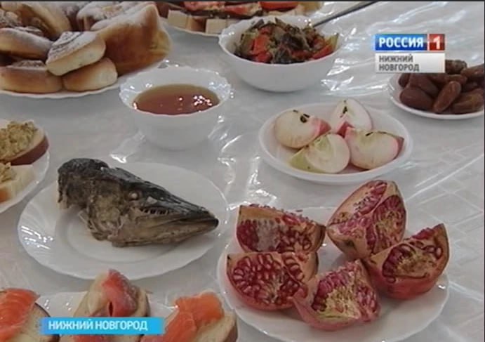 Владимир Путин поздравил российских евреев с наступающим еврейским Новым 5786 годом праздником Рош ха Шана Президент России Владимир Путин поздравил российских евреев с праздником Рош ха Шана Иудеи сегодня вечером празднуют Рош ха Шана Новый 5786 год Знаменуя начало нового года в иудейском календаре он призывает верующих к покаянию дарует им радость и надежду служит утверждению нравственных ценностей и укрепляет в людях стремление к высоким идеалам милосердия и сострадания Отрадно что поддерживая эти тысячелетние традиции российские евреи вносят весомый вклад в сохранение культурного многообразия нашей страны ведут активную просветительскую деятельность способствуют межнациональному согласию в обществе говорится в телеграмме главы государства опубликованной на официальном сайте Кремля В Нижегородской синагоге и в еврейских нижегородских семьях готовятся к встрече Нового 5786 года от сотворения мира Празднование Рош ха Шана или наступление Нового 5786 года начинается сегодня вечером после захода солнца В этот праздник принято желать друг другу сладкого нового года А среди обязательных угощений на столе яблоки мед плоды граната блюда из моркови свеклы рыба Прислать новость Главные новости региона Telegram MAX