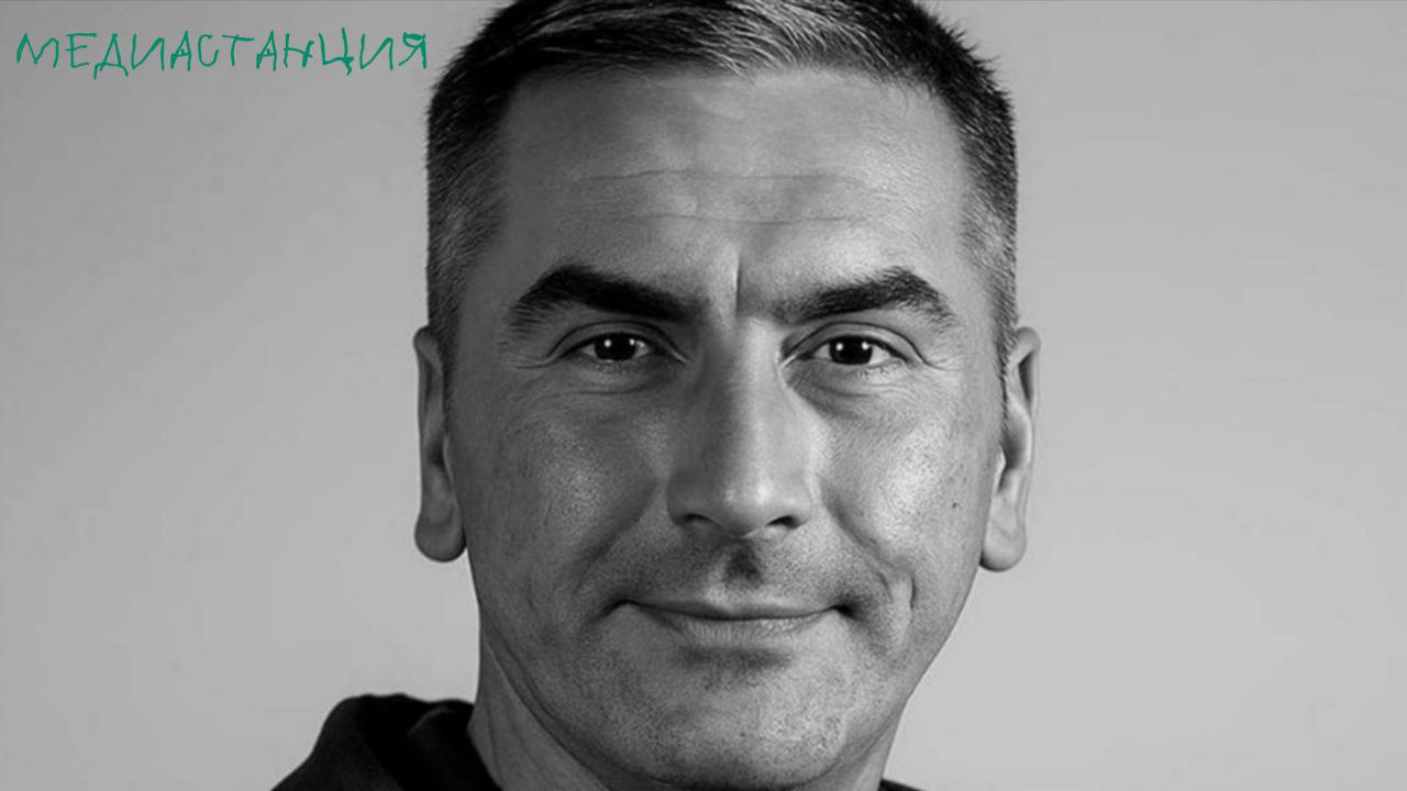 Увы человек порой бывает внезапно смертен что даже печальнее чем просто смертен В Петербурге скончался Виктор Смирнов один из самых ярких и талантливых журналистов в возрасте 45 лет Его любовь к правде верность профессии и искреннее сопереживание героям своих сюжетов не являются секретом для кого либо из его коллег Тем же качествам вкупе с оперативностью и бескомпромиссной остротой он учил и студентов во время тренингов Смирнов посвятил более 10 лет жизни информационному агентству 47news покинув редакцию в августе этого года Бывшие сослуживцы отмечают что круг интересов журналиста был замечательно широк а сам корреспондент отметился ещё и тем что не раз выступал с резонансными для Ленинградской области вопросами адресованных Владимиру Путину на пресс конференциях с президентом РФ Виктор Смирнов несколько раз получал престижную профессиональную награду Золотое перо благодаря своим репортажам Наша редакция выражает глубокое соболезнование близким журналиста и надеется что ученики Смирнова навсегда запомнят уроки истового и острого на слово мастера mediastanciacom