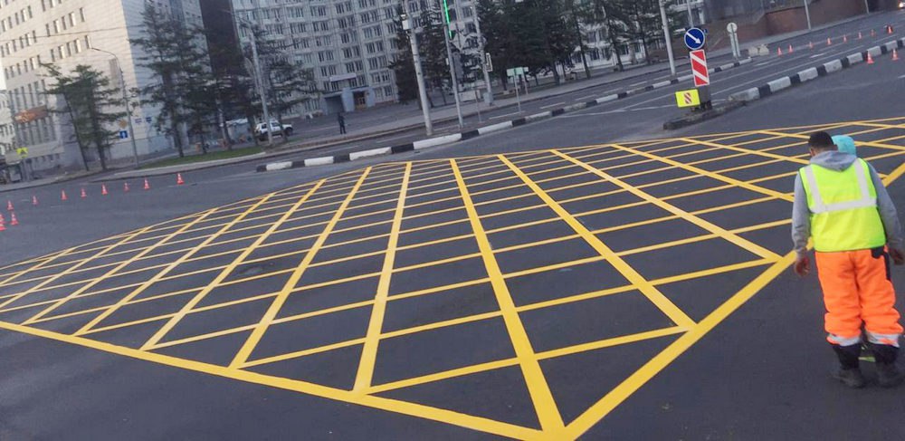В Красноярске на трех перекрестках появится новая разметка и заработают дорожные камеры В Красноярске на перекрестках улиц Взлетная — Октябрьская, Ленина — Вейнбаума и Вейнбаума — Марковского в этом месяце появятся новая разметка и знаки. Нарушения ПДД начнут фиксировать дорожные камеры и водителям будут приходить штрафы. О нововведениях рассказали в мэрии: «На этих участках установлены стационарные комплексы фиксации нарушения правил дорожного движения для профилактики выездов на перекрестки, образования заторов и дорожных конфликтов. В срок до 30 мая будет нанесена разметка, обозначающая границы перекрестка. Кроме того, будут установлены соответствующие дорожные знаки „Участок перекрестка“». Отмечается, что водители будут обязаны соблюдать требования новой разметки и дорожных знаков сразу после их нанесения и установки. Newslab