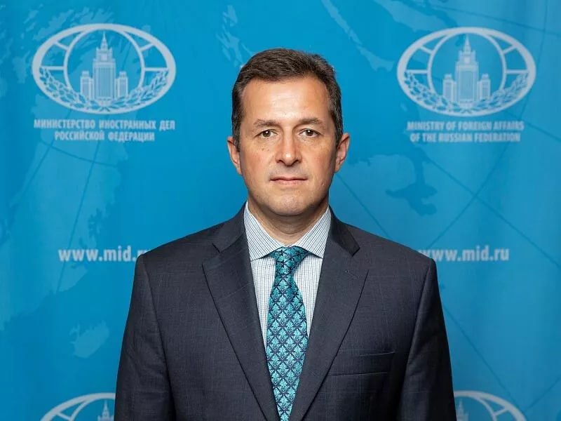 "Армения является важным участником ЕАЭС, поэтому нас не могут не беспокоить шаги Еревана по сближению с Евросоюзом – другим интеграционным объединением, занимающим явно выраженную антироссийскую позицию. Принятый в республике 4 апреля закон о начале процесса вступления в ЕС носит декларативный характер и не предполагает в настоящий момент каких-либо конкретных действий, ставящих под вопрос членство Армении в ЕАЭС. Вместе с тем очевидно, что на определенном этапе такого сближения требования Брюсселя – неизбежная часть "европейского пути" – вступят в противоречие с обязательствами Еревана в рамках Союза. Речь идет о таких сферах, как таможенное, таможенно-тарифное и техническое регулирование, торговая политика, санитарные и фитосанитарные меры. То есть о нашем общем рынке, который в значительной степени обеспечивает рост экономики и благосостояния населения республики. В ходе контактов с армянскими партнерами разъясняем объективную несовместимость евразийских и европейских норм в указанных областях и невозможность одновременного членства в этих объединениях. В Ереване хорошо понимают выгоды от участия в ЕАЭС и негативные последствия в случае выхода из него. Евросоюз не сможет компенсировать неминуемые потери для экономики Армении. Отмечу, что договор о ЕАЭС от 29 мая 2014 года четко регулирует процедуру выхода из объединения. Она запускается лишь в случае направления государством-членом соответствующего письменного уведомления. Армянская сторона ни разу не заявляла – ни публично, ни в ходе двусторонних контактов – о своем намерении выйти из договора. Напротив, республика продолжает активную и плодотворную работу во всех переговорных форматах в рамках союза. Рассматриваем это как подтверждение приверженности Еревана дальнейшему развитию евразийской интеграции, безусловно отвечающей национальным интересам Армении. В случае, если Ереван все же предпримет шаги, противоречащие праву ЕАЭС что, как мы рассчитываем, не произойдет , а, иными словами, по сути, нарушит договор о ЕАЭС, у нас есть необходимые международно-правовые механизмы для защиты интересов остальных государств-членов объединения". Микаэл Агасандян, директор Первого департамента стран СНГ МИД РФ из интервью РИА Новости