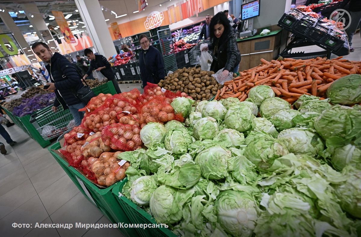 Капуста и лук резко выросли в цене Сокращение запасов в условиях высокого спроса и неурожайного 2024 года привели к резкому росту розничных цен на капусту и лук. За год эти овощи подорожали на 57–87%. Средняя стоимость репчатого лука в рознице на 12 мая 2025 года составила 72,3 руб. за 1 кг, белокочанной капусты — 75,2 руб. за 1 кг, следует из данных Росстата. Уровень подорожания этих продуктов существенно превосходит коррекцию цен на другие овощи, составляющие так называемый борщевой набор. Например, стоимость свеклы, согласно Росстату, за год увеличилась на 11,9%, свежих помидоров — на 1,2%, а морковь даже немного подешевела. Повлиять на цены в перспективе может рост импортных поставок из дружественных стран, считают эксперты. В Минсельхозе «Ъ» сообщили, что в текущем году площади под овощами открытого грунта будут увеличены, что будет способствовать стабилизации ценовой ситуации в следующем сезоне. Подписывайтесь на «Ъ» Оставляйте «бусты»