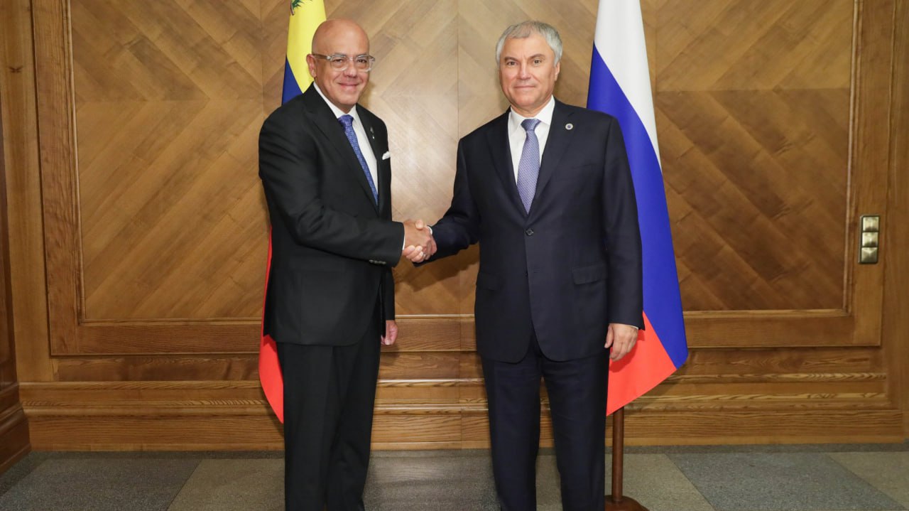 Председатель Государственной Думы Вячеслав Володин поздравил Председателя Национальной ассамблеи Боливарианской Республики Венесуэла Хорхе Родригеса Гомеса с днем рождения Депутаты Государственной Думы Федерального Собрания Российской Федерации высоко ценят вклад который Вы вносите в развитие российско венесуэльского межпарламентского сотрудничества и всеобъемлющего стратегического партнерства укрепление дружественных отношений наших стран отметил Вячеслав Володин в поздравительной телеграмме Председатель ГД пожелал главе парламента Венесуэлы крепкого здоровья и всего самого доброго Пусть успех сопутствует Вам во всём добавил он Ранее 29 октября состоялся телефонный разговор Вячеслава Володина и Хорхе Родригеса Гомеса Обсуждалось дальнейшее развитие межпарламентского диалога двух стран Также стороны договорились о продолжении контактов между Государственной Думой и Национальной ассамблеей Венесуэлы Подписывайтесь на Дума ТВ в MAX