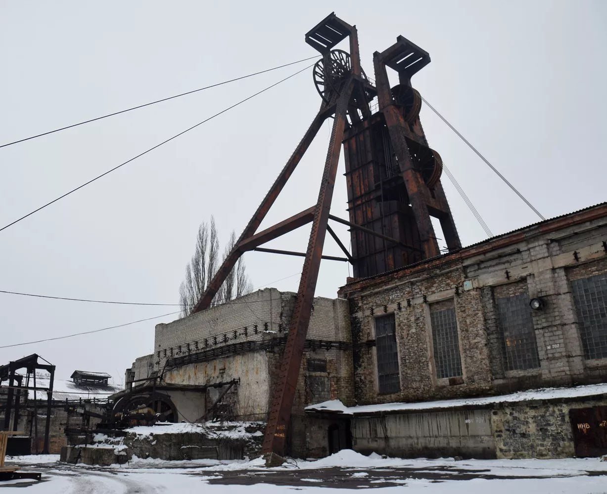 Зарплаты горняков в ДНР после передачи шахт инвесторам выросли почти в два раза   Об этом сообщили в Минэнерго России.   В 2023 – 2024 годы была проведена реформа угольной отрасли ДНР, в рамках которой перспективные шахты были переданы в аренду инвесторам.  До прихода инвесторов средняя зарплата шахтера в регионе составляла порядка 52 тысяч рублей. Сегодня зарплата горняков по основным профессиям составляет около 90 тысяч.