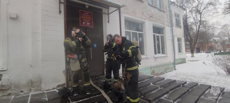 Кимовские спасатели провели учения в школе искусств     В Кимовске состоялось пожарно-тактическое учение по тушению пожаров в образовательных учреждениях. Личный состав Кимовского пожарно-спасательного гарнизона отрабатывал действия в случае возникновения пожара в здании "Кимовской детской школы искусств".    Согласно легенде "пожар" возник в результате короткого замыкания электропроводки в выставочном зале, расположенном на 2 этаже здания школы. До прибытия первых пожарных расчетов работниками дома культуры была произведена эвакуация персонала и учащихся.    По прибытии спасатели МЧС России провели разведку помещений в составе звена газодымозащитной службы, обнаружили "пострадавшего", которого с помощью спасательного устройства вывели из здания. Обнаруженный очаг условного пожара удалось быстро локализовать и ликвидировать.     Все запланированные мероприятия на всех стадиях проведения пожарно-тактических учений были выполнены в полном объеме.    МЧС Тульской области  подписаться