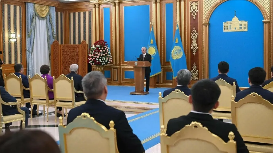 Казахстан готовится к большой политической перестройке выборы в Курултай назначены на август Президент объявил что выборы в однопалатный Курултай пройдут в августе после вступления Конституции в силу передает ArbatMedia Глава государства отметил что о кампании сообщают заранее чтобы у политических партий было около пяти месяцев на подготовку выдвижение кандидатов и работу с избирателями По словам президента предстоящие выборы должны стать стартом масштабной перестройку политической системы Казахстана Он подчеркнул что изменения в политике должны сопровождаться качественными ментальными переменами в обществе Прислать новость