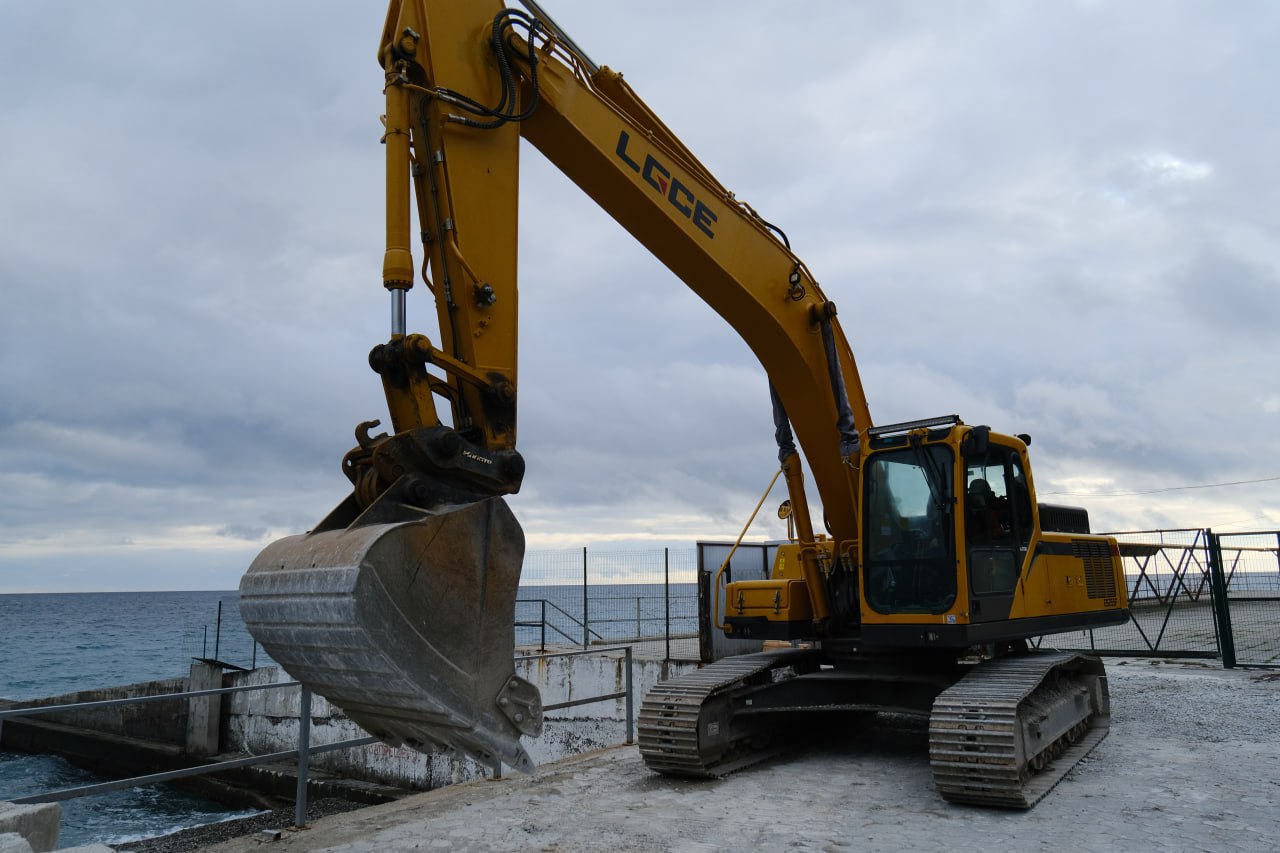 В Ялте променадную часть и пляжи Дельфина восстановят к курортному сезону В Ялте на пляже Дельфин в активной стадии восстановительные работы после шторма века Буны укрепляют обрабатывают специальным гидрофобным составом который продлевает срок эксплуатации Об этом сообщила глава администрации Ялты Янина Павленко На основание волногасящих вдольбереговых стен наносят гидроизоляционный состав который также позволит увеличить срок их службы Уже весной подрядчик приступит к ремонту променадной части установке ограждений монтажу освещения Конечно же уберем весь визуальный мусор отметила Павленко Уже весной подрядчик приступит к ремонту променадной части установке ограждений монтажу освещения Сейчас на объекте ежедневно трудится 14 человек в работе 6 карт 2 санатория Узбекистан К сезону объект будет готов принимать жителей и гостей нашего региона МЕДИАЯЛТА Подпишись