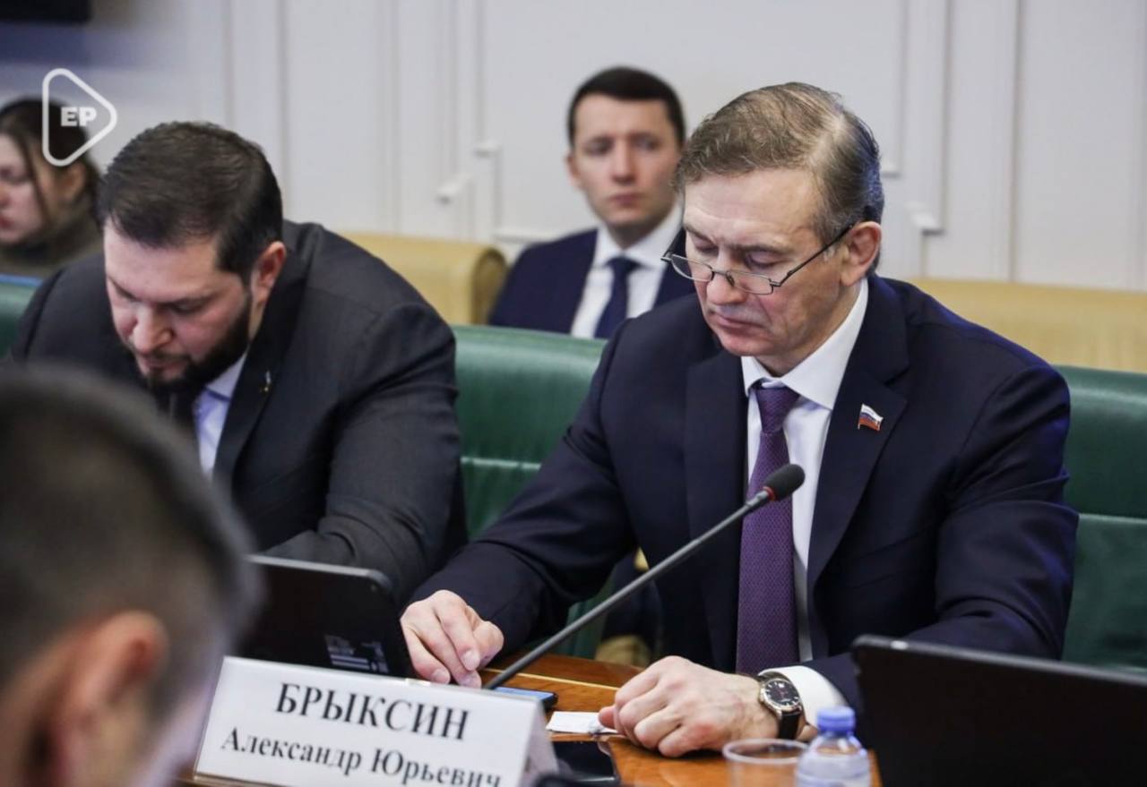 Сенаторы упростили процесс отчетности для НКО  Верхняя палата парламента поддержала изменения по обеспечению прозрачности и открытости деятельности некоммерческих организаций, в том числе посредством упрощения отчетности.     «Разнообразие форм отчетности некоммерческих организаций создает излишнюю административную нагрузку для них и влечет значительные организационные издержки. В настоящее время ведется работа по унификации  отчетности НКО путем разработки единой формы отчета и специализированной информационной площадки для ее размещения.   Представлять единую форму НКО будут в Минюст России в электронном виде путем размещения на информационном ресурсе, что исключит необходимость представления отдельного отчета в Росстат и снизит административную нагрузку на некоммерческие организации. Период подачи отчетности сохраняется – с 1 января по 15 апреля года, следующего за отчетным», - отметил сенатор РФ от Курской области Александр Брыксин   ‍