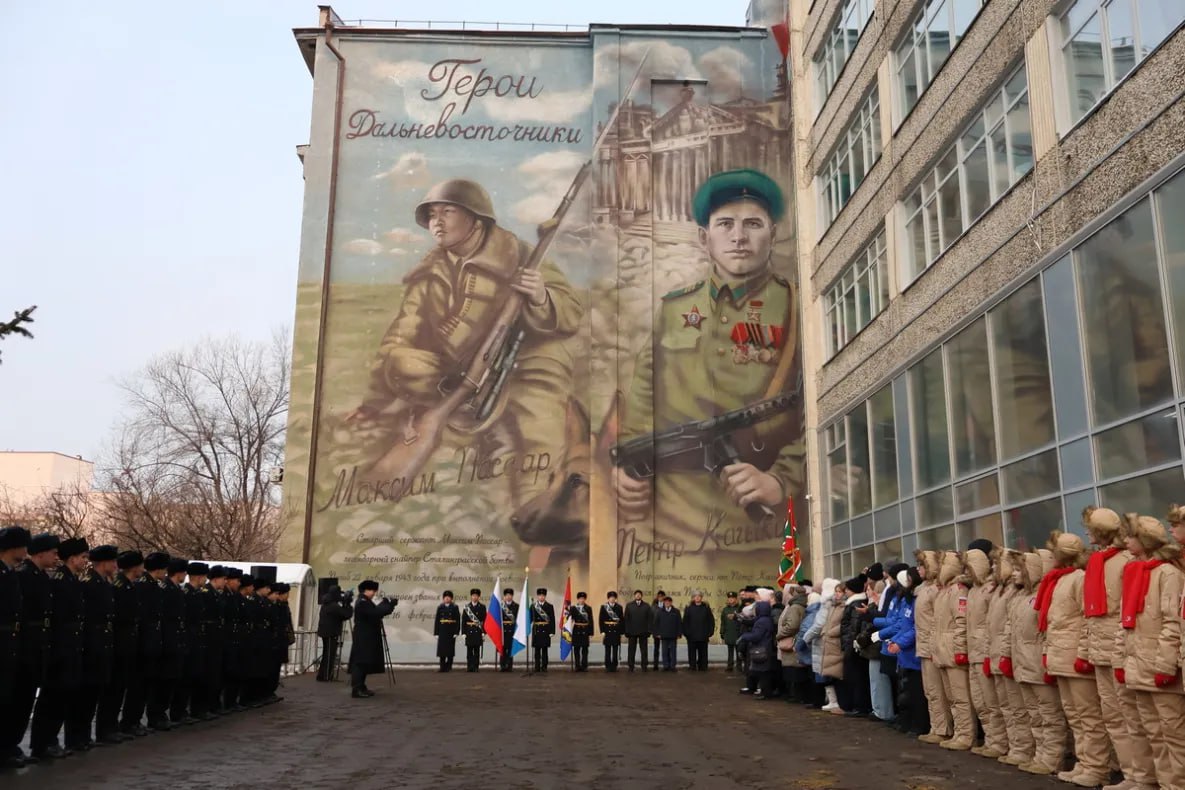 Новый Мурал Победы открыли в Хабаровске Изображения Героев Великой Отечественной войны Максима Пассара и Петра Кагыкина пополнили галерею портретов созданных по проекту Муралы Победы Мурал появился на фасаде учебного корпуса 2 Дальневосточного государственного медицинского университета Автор произведения приморский художник Василий Шершон работал над ним в течение 25 дней Муралы Победы проект Союза патриотов Отечества В Год 80 летия Победы во Второй мировой войне изображения Защитников Отечества появляются на зданиях в разных городах России В Хабаровске Василий Шершон уже изобразил Маршала Победы Александра Василевского Ко Дню Победы в краевой столице должны появиться еще два мурала посвященных Маршалам Советского Союза Георгию Жукову и Константину Рокоссовскому todaykhv