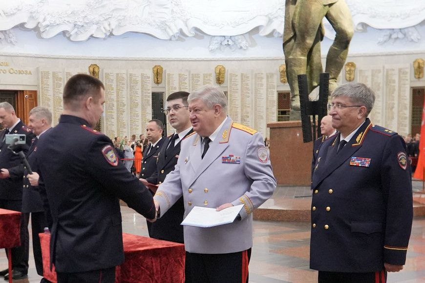 Владимир Кубышко вручил дипломы слушателям факультета заочного обучения Московского университета МВД России имени В.Я. Кикотя Торжественное мероприятие состоялось сегодня в Музее Победы на Поклонной горе, в преддверии празднования 80-летия Победы в Великой Отечественной войне 1941-1945 годов. В мероприятии приняли участие заместитель Министра внутренних дел Российской Федерации генерал-полковник полиции Владимир Кубышко, начальник Московского университета МВД России имени В. Я. Кикотя генерал-лейтенант полиции Игорь Калиниченко, руководители подразделений центрального аппарата МВД России, Главного управления МВД России по г. Москве и Главного управления МВД России по Московской области, профессорско-преподавательский состав, ветераны органов внутренних дел, родные и близкие выпускников. Владимир Кубышко от имени Министра внутренних Российской Федерации генерала полиции Российской Федерации Владимира Колокольцева и многотысячного коллектива ведомства поздравил выпускников ведущего ведомственного вуза страны. В этом году более 450 выпускников факультета заочной формы обучения Университета и Московского областного филиала получили подтверждение успешного освоения образовательных программ по 5 специальностям и направлениям подготовки. Среди них 15 окончили учебное заведение с отличием, 29 принимали участие в боевых действиях, 4 отмечены государственными наградами.