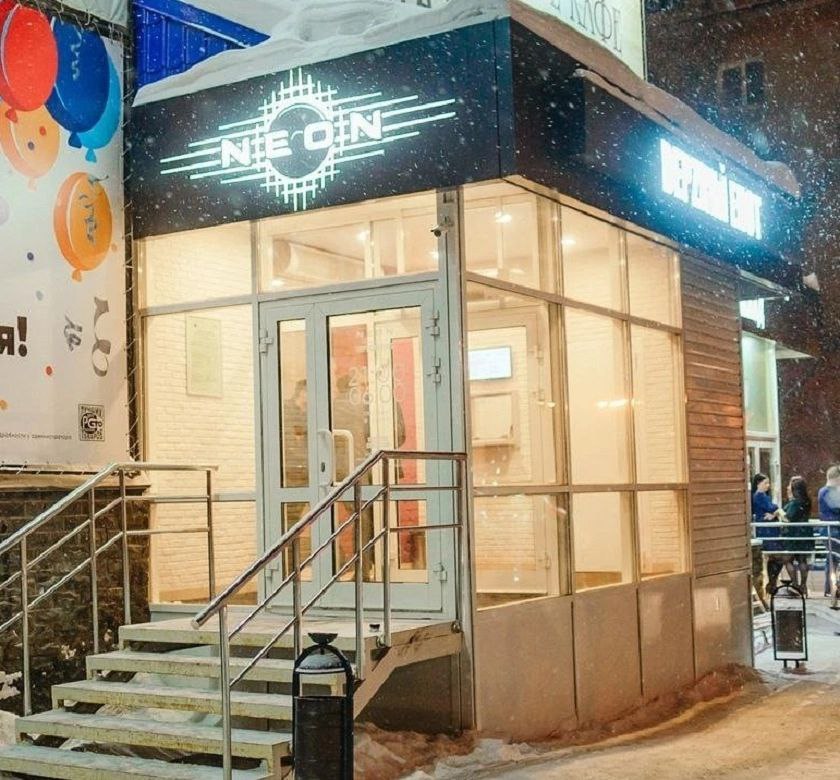 #приговор В Кирове осужден 45-летний местный житель за избиение знакомого после ссоры в развлекательном центре 45-летний кировчанин осужден по ч. 1 ст. 111 УК РФ. Преступление совершено ночью 14 сентября 2024 года у дома № 4 по ул. Кольцова в Кирове. Незадолго до избиения между подсудимым и потерпевшим, которые отдыхали в развлекательном центре, произошла ссора. После этого подсудимый покинул #клуб, однако в момент движения на автомобиле, он увидел у дома № 4 по ул. Кольцова потерпевшего, и, испытывая неприязнь, решил его избить. Реализуя свой преступный умысел, мужчина нанес несколько ударов рукой по голове, причинив телесные повреждения, повлекшие #тяжкийвред здоровью. Суд согласился с мнением гособвинителя прокуратуры и назначил #наказание в виде 1 года 8 месяцев лишения свободы. Подсудимый обжаловал приговор, однако его жалоба отклонена, состоявшийся обвинительный приговор оставлен в законной силе. Отбывать наказание он будет в колонии общего режима, куда проследует под конвоем.