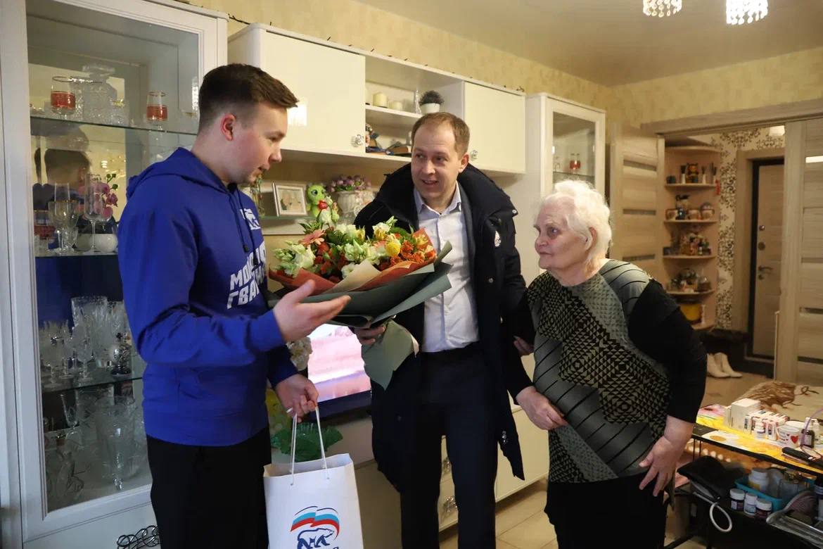 Тульская область  Ко Дню полного освобождения Ленинграда от фашистской блокады активисты «Молодой Гвардии» совместно с партией «Единая Россия» поздравили жителей блокадного Ленинграда  Активисты поздравили Ирину Кононову и Алию Фёдоровну с праздником, вручили им цветы и подарки, пожелали долгих лет жизни и крепкого здоровья. Алия Фёдоровна вместе с родителями провела в блокадном Ленинграде 900 дней.   «Память о героических военных годах, подвиге наших героев всегда будет объединять нас и служить ярким символом величайшего патриотизма. Сложно представить, через что прошли жители блокадного Ленинграда, какие тяготы им пришлось пережить. Город не сдался, выстоял, ведь каждый житель верил в Победу и вносил вклад в её приближение», — сказал руководитель «Молодой Гвардии» Тульской области Никита Бурвиков.  #МолодаяГвардия