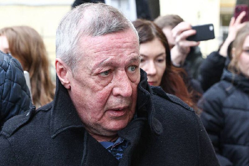 Михаил Ефремов после освобождения из тюрьмы впервые выйдет на сцену Он сыграет в спектакле Без свидетелей в театре Никиты Михалкова Мастерская 12 Напоминаем в 2020 году актер совершил смертельное ДТП будучи пьяным Его приговорили к 8 годам колонии общего режима а в апреле 2025 года он вышел по УДО veraafanasyeva