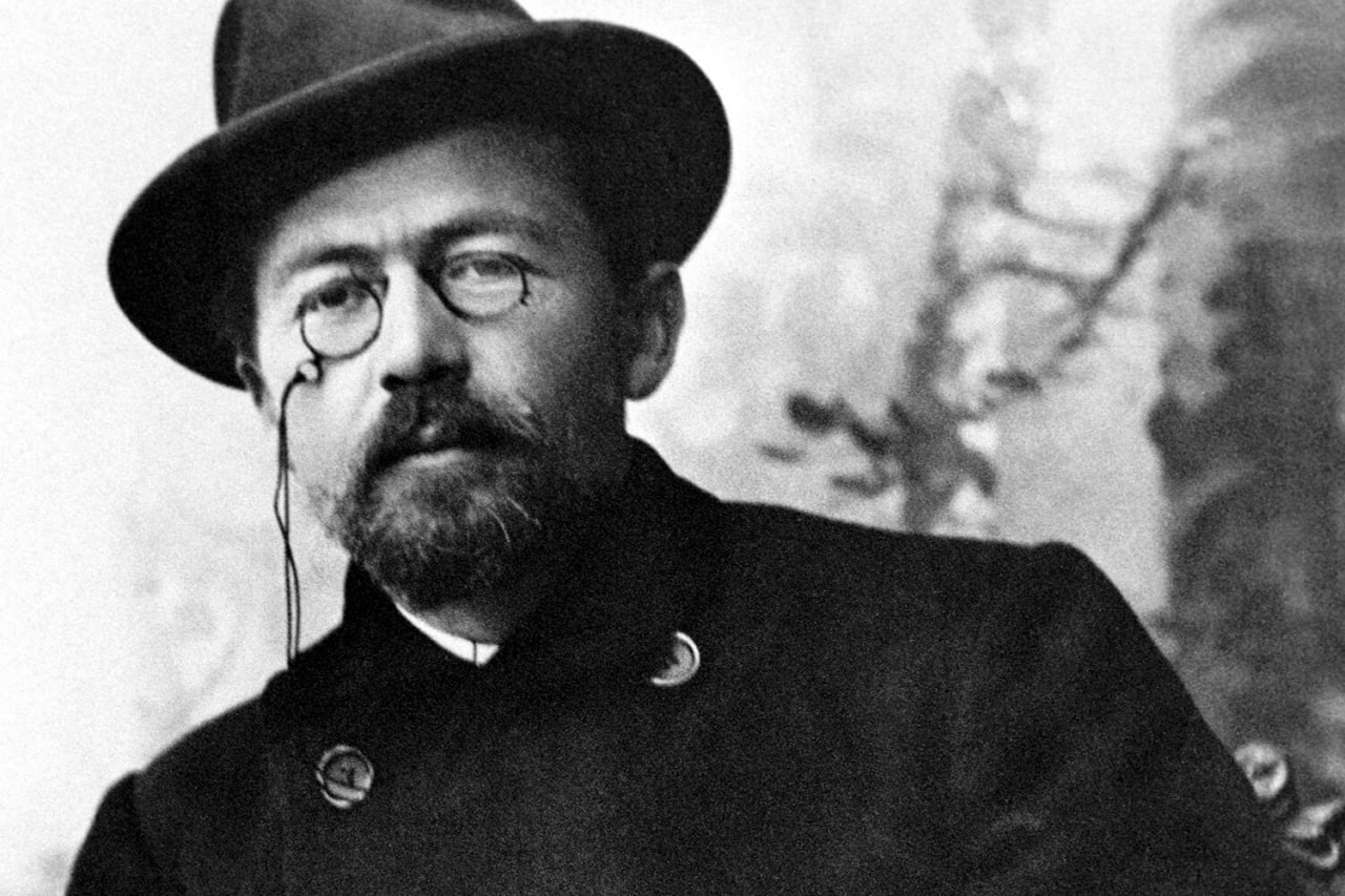 Врач драматург писатель и публицист В России 29 января отмечают день рождения Антона Чехова автора ставшего известным благодаря уникальному стилю письма и проникновенному взгляду на жизнь Он родился в 1860 году в городе Таганроге Выучился в местной гимназии а затем поступил на медицинский факультет Московского университета Профессия врача всегда была важной для него а сам Чехов считал медицину своим долгом перед обществом  Несмотря на то что литература заняла главную роль в его жизни писатель продолжал помогать бедным пациентам Карьера Чехова как автора началась с публикации коротких юмористических рассказов под псевдонимом Антоша Чехонте Он писал для популярных журналов Его короткие рассказы кладезь обыденных жизненных случаев наполненных психологизмом и скрытой философией Антон Чехов преуспел и в драматургии Его пьесы Чайка Дядя Ваня Три сестры и Вишнёвый сад стали классикой мировой сцены  Говоря о театральной части биографии предлагаем в комментариях к этому посту порассуждать на тему того что имел в виду Антон Чехов в своём знаменитом высказывании Нельзя ставить на сцене заряженное ружьё если никто не имеет в виду выстрелить из него Фото репродукция ТАСС Минкультуры Забайкалья