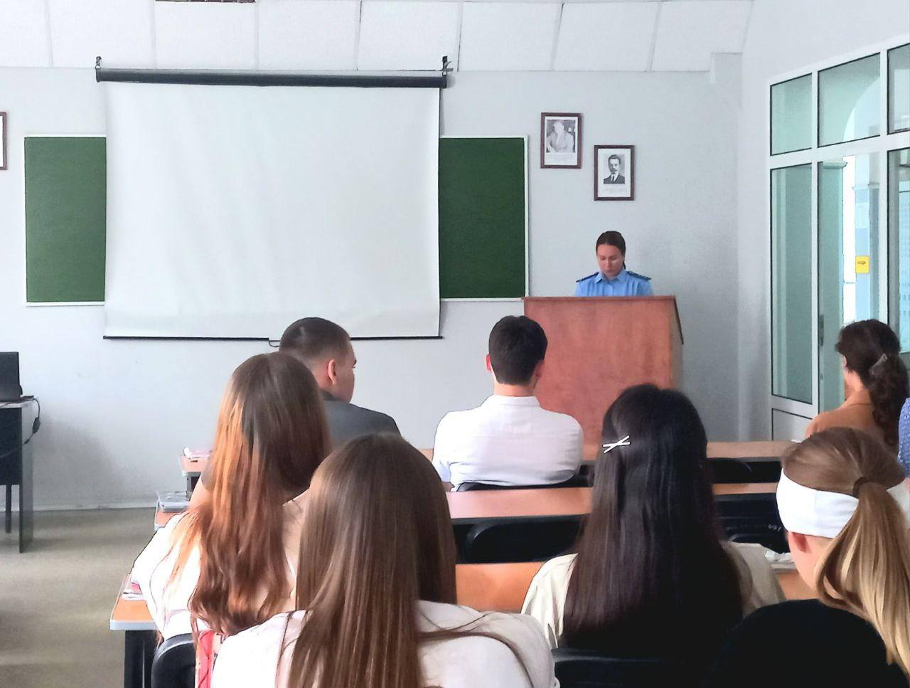 Работник природоохранной прокуратуры встретилась со студентами Кубанского государственного университета Встреча со студентами Кубанского государственного университета прошла в формате познавательной лекции, организованной Азово-Черноморской межрайонной природоохраннойпрокуратурой. В ходе встречи помощник прокурора Алиса Знатнова подробно рассказала студентам об истории создания природоохранной прокуратуры, её основных целях и задачах. Особое внимание было уделено вопросам охраны природных ресурсов. Студенты получили исчерпывающие ответы на вопросы, касающиеся защиты лесов, земельных участков, водных объектов и атмосферного воздуха. Важной частью мероприятия стало патриотическое воспитание молодежи. Помощник прокурора осветила роль органов прокуратуры в годы Великой Отечественной войны и их участие в Нюрнбергском процессе, что позволило студентам лучше понять историческую значимость работы прокуратуры. Подобные встречи способствуют повышению экологической грамотности студентов и их правовой осведомленности в вопросах охраны окружающей среды. Мероприятие стало важным шагом в развитии экологического просвещения молодого поколения.