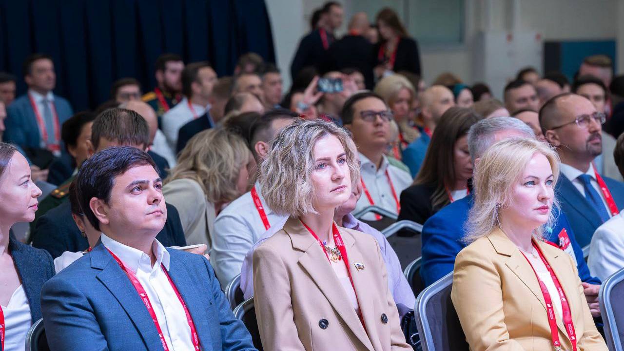 Калужская область в шестой раз принимает «Цифровую эволюцию» Министр цифрового развития, связи и массовых коммуникаций России Максутом Шадаевым открыл очередной форум. «Это ежегодная контрольная точка, в которой можно оценить, как идет цифровой прогресс», - отметил в видеоприветствии заместитель Председателя Правительства РФ Дмитрий Григоренко. Растет популярность форума, расширяется тематика, увеличивается число участников - в этом году это представители 81 региона. Специалисты обсуждают лучшие практики цифровизации госуслуг. Особая тема - цифровые инструменты для улучшения оказания помощи участникам СВО и их семьям. И в целом, как сказал Максут Шадаев, форум сохраняет практическую направленность. В центре внимания - сервисы в сфере соцподдержки, транспорта, экологии, торговли, ЖКХ.