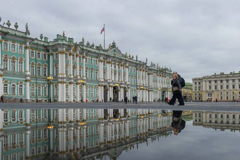 Эрмитаж готовит масштабную реставрацию залов и зданий Главный музей страны готовят к реставрации. Об этом сообщил генеральный директор государственного Эрмитажа Михаил Пиотровский. Нас ждут большие работы в Эрмитаже, как делал в свое время это делал Лувр. Нам нужно реставрировать весь комплекс зданий, в частности жемчужину - эрмитажный театр и зал Меншиковского дворца, отделанного голландскими изразцами. Всё это – большой проект на много лет, – заявил Пиотровский. Сейчас готовятся проекты будущих работ и в эрмитажном театре, и в Зимнем дворце. : Олег Золото : СПб — отдай свой буст нам