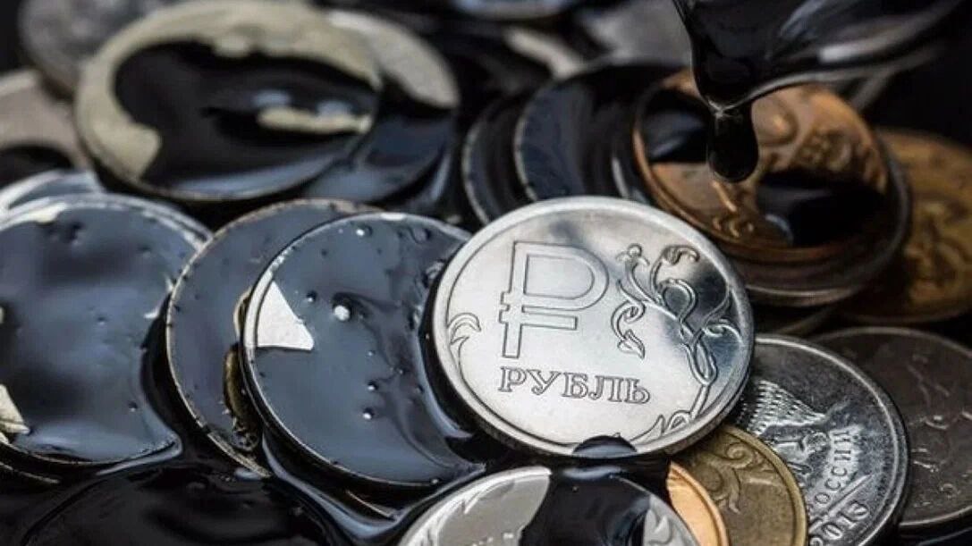 Дополнительные доходы от нефтегаза в мае — на 68,6 млрд рублей выше прогноза Дополнительные нефтегазовые доходы бюджета РФ в мае оказались выше ожидаемых на 68,6 млрд рублей, сообщил Минфин РФ. В ведомстве пояснили, что положительную разницу обеспечили в основном платежи по НДД, которые оказались выше прогноза. В июне Минфин ждет, что фактически полученные дополнительные нефтегазовые доходы бюджета, напротив, окажутся ниже расчетных на 40,3 млрд рублей. Совокупные нефтегазовые доходы российского бюджета составили 512,7 млрд рублей, что почти на 53% ниже, чем в апреле 1085,6 млрд рублей . При этом бюджет осуществил выплаты нефтяникам: 96,8 млрд рублей по обратному акцизу на нефтяное сырье, 42,5 млрд рублей — по топливному демпферу и еще 13,4 млрд рублей — на модернизацию НПЗ.