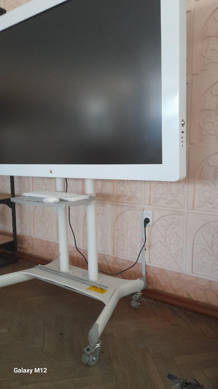В Каланчакском Центральном доме культуры продолжают обновлять электрику При поддержке Республики Мордовия продолжаются ремонтные работы в Центральном доме культуры Каланчакского округа. На выделяемые шефом-регионом средства закупаются материалы для постепенной замены всей электрики в здании. К примеру, в этом месяце силами местного специалиста были заменены розетки в нескольких кабинетах и проложены новые кабели, а также установлены электрощиты и новые рамповые светильника на балконах в одном из залов. Работы будут продолжены. Напомним, что Мордовия уделяет ЦДК особое внимание. В прошлом году она провела капремонт кровли с заменой фронтальных витражей, а в начале следующего обещает установить здесь новые газовые котлы.