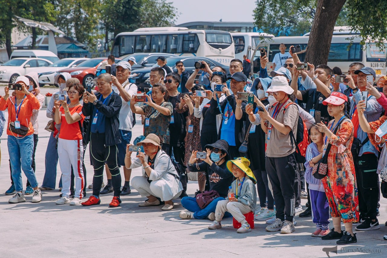 Туристический поток из Китая в Россию за 9 месяцев 2025 года снизился к прошлому году на 5 5 но отмена виз позволит уже в летнем сезоне 2026 года увеличить число въезжающих туристов Вице президент Ассоциации туроператоров России АТОР 18 по въездному туризму Александр Мусихин дал прогноз в соответствии с которым рост по групповым турам может составить 10 15 по индивидуальным минимум 50  В Ассоциации туристических агрегаторов АТАГ 18 сообщили что самостоятельный турпоток из Китая в Россию с учетом деловых поездок может вырасти еще больше в 1 5 2 раза В первую очередь китайских туристов привлекают крупные мегаполисы Москва Петербург а также приграничные поездки Приморье Амурская область Новосибирск популярен как точка входа для транссибирских маршрутов Также спросом пользуются малые аутентичные города с богатой историей в центральной России Суздаль Владимир Кострома и другие города Золотого кольца Согласно указу подписанному президентом Владимиром Путиным с 1 декабря до 14 сентября 2026 года граждане КНР смогут въезжать в Россию без виз на срок до 30 дней Эта мера стала зеркальным ответом на введение Китаем безвизового режима для россиян на год с 15 сентября 2025 года Подписывайтесь на PrimaMediaBiz