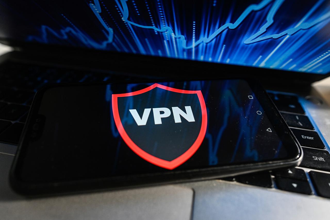 В Дании могут запретить использование VPN в рамках борьбы с пиратским контентом Датское правительство хочет чтобы общественность высказала свое мнение по поводу предложенных поправок к законам об авторском праве и телерадиовещании которые предусматривают ограничение использования VPN сервисов в рамках мер по борьбе с доступом к нелегальным потоковым сервисам Согласно проекту ограничение будет распространяться на весь медиаконтент который недоступен в Дании а также на использование VPN для доступа к заблокированным или нелегальным веб сайтам Telegram Дзен MAX