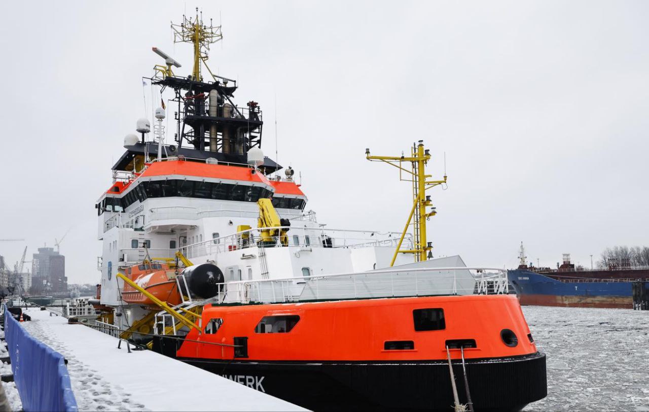 Немецкий ледокол Neuwerk задействованный в работах в Балтийском море по расчистке от льда судоходного канала по которому в Германию прибывают танкеры с сжиженным природным газом сломался и был вынужден вернуться в порт сообщила телерадиокомпания NDR По информации Управления водных путей и судоходства ФРГ Neuwerk расчищал путь до порта Мукран на германском острове Рюген Однако у судна возникла техническая неисправность По данным NDR у ледокола могла упасть мощность двигателя Подписаться на PRO transport