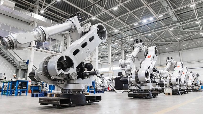 Рынок промышленных роботов в России дорос почти до 8 млрд рублей Объем российского рынка промышленной робототехники по итогам 2025 года достиг 7 86 млрд руб увеличившись на 14 год к году следует из данных Центра развития промышленной робототехники Университета Иннополис Аналитики отмечают что при оптимистичном сценарии учитывающем активную господдержку отрасли темпы роста могут ускориться до 38 в год а объем рынка вырасти почти до 48 млрд руб Однако для реализации такого сценария потребуются масштабные инвестиции по оценкам экспертов речь идет о вложениях на уровне триллионов рублей до конца десятилетия В 2025 году плотность роботизации в России выросла на 36 до 40 роботов на 10 тыс работников но даже при дальнейшем росте страна рискует не выполнить цель по вхождению в топ 25 государств по этому показателю Подробнее   Подпишись на MASHNEWS