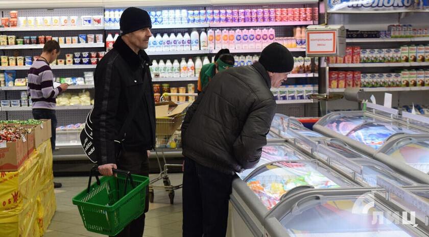 Федеральный Минпромторг заявил о масштабной работе по контролю цен в Донбассе и Новороссии Министерство промышленности и торговли РФ проводит масштабную работу для сдерживания роста цен на продукты питания в Донбассе и Новороссии Об этом в интервью ЛИЦ сообщил руководитель ведомства Антон Алиханов Утверждения о том что цены в воссоединенных регионах являются одними из самых высоких в стране не соответствуют действительности заявил министр Он отметил что с 2022 года Минпромторг России во взаимодействии с федеральными и региональными органами власти проводит системную работу по развитию потребительского рынка и мониторингу цен За это время была проделана масштабная работа мы оптимизировали логистику развили торговую инфраструктуру и выстроили партнерские отношения с бизнесом в том числе помогая ему адаптироваться к российскому законодательству В результате наших усилий ценовая ситуация в этих регионах сегодня сопоставима с ситуацией в соседних субъектах Федерации сообщил глава ведомства Алиханов добавил что министерство располагает актуальной и детальной информацией о ценах на товары повседневного спроса особенно на продукты питания и держим этот вопрос на постоянном контроле При этом он подчеркнул что особое внимание уделяется не только ценам но и обеспечению широкого ассортимента товаров который сегодня ничем не уступает другим регионам России На текущем этапе ключевая задача усиление конкуренции на потребительском рынке Мы активно поддерживаем открытие объектов и развитие сервисов местным бизнесом а также выход на эти рынки новых для регионов игроков включая формат электронной торговли Уверяю вас это направление успешно развивается и активная работа в этом русле продолжается заверил министр Полный текст интервью с министром будет опубликован на сайте ЛИЦ 10 ноября