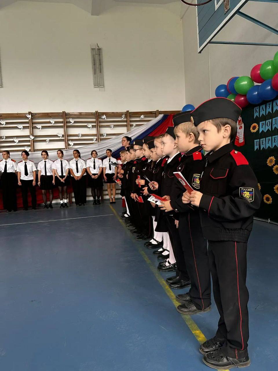 Первоклассников торжественно приняли в казачата  В школе 26 хутора Заречного состоялась торжественная церемония посвящения в казачата учеников первого класса Мероприятие прошедшее в атмосфере патриотизма и сохранения традиций стало важным этапом в жизни юных воспитанников На празднике присутствовали почетные гости атаман Усть Лабинского районного казачьего общества Виктор Васильченко лидер муниципального отделения Союза казачьей молодежи Кубани Николай Алексеев исполняющий обязанности атамана Некрасовского станичного казачьего общества Павел Лунёв и настоятель Свято Никольского храма станицы Некрасовской иерей Василий Васильев Первоклассники подготовили творческие номера исполнили казачьи песни и прочитали стихотворения посвященные родной кубанской земле и самобытной казачьей культуре Особенно волнующим моментом стал обряд посвящения во время которого школьники произнесли торжественные слова обещания и получили удостоверения юного казака Яркое и запоминающееся событие объединило школьников их родителей и казаков наставников продемонстрировав преемственность поколений в сохранении казачьего наследия Кубани