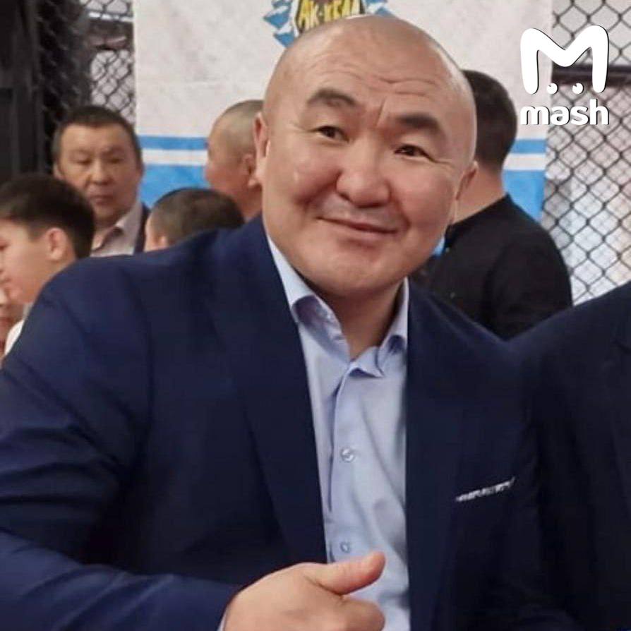 Президента Федерации ММА Республики Алтай Алексея Калбукова убили на свадьбе  Трагический инцидент произошел во время застолья в селе Тюнгур. По предварительным данным, 74-летний пенсионер в состоянии алкогольного опьянения подошел к Калбукову и нанес ему удар ножом в область сердца. От полученного ранения глава Федерации ММА скончался на месте. Нападавшего задержали.    Радио 1   Прислать новость