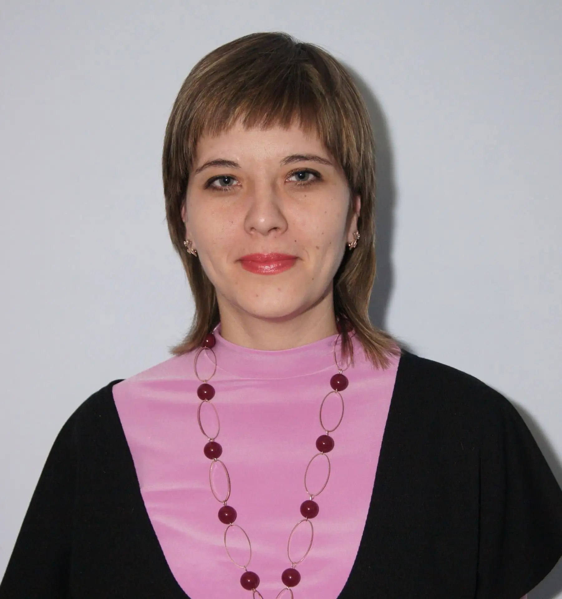 В ночь на 16 декабря скоропостижно скончалась барнаульская журналистка Анна Николаевна Камалова Дёмина сотрудничавшая с различными редакциями краевых изданий Она работала в Сибирской медиагруппе в ИД Алтапресс У Анны остались двое сыновей Управление печати и массовых коммуникаций выражает искренние соболезнования родным и близким Анны Камаловой Помощь семье можно передать на карту Сбербанка сына Анны Никита Игоревич Демин карты 2202206862430555 телефона 7 905 080 1727