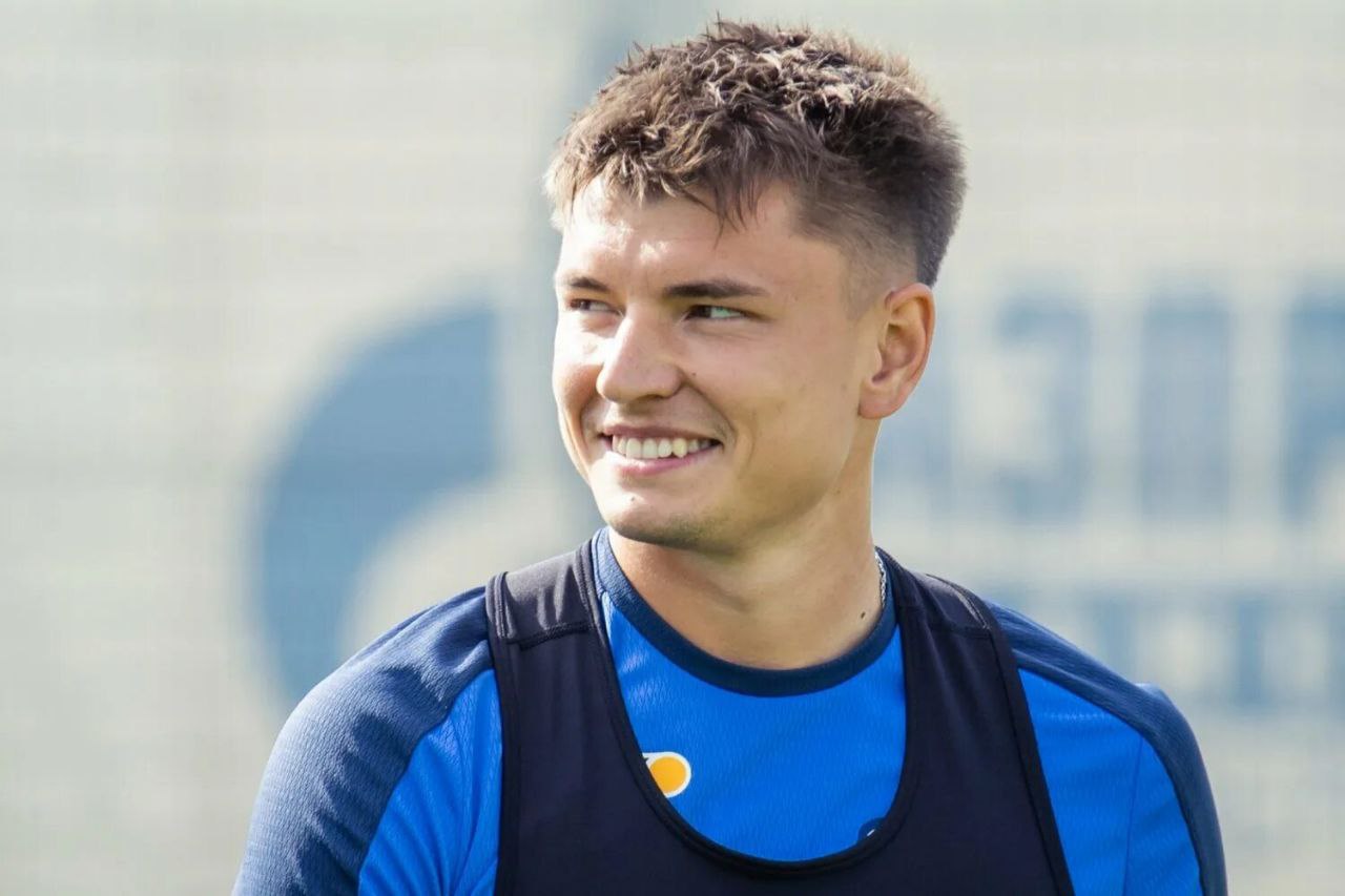 Полузащитник Зенита Андрей Мостовой признан футбольным Джентльменом года 2025 Несмотря на оскорбительную кричалку в адрес Спартака за которую он был оштрафован комитетом по этике РФС летом этого года Награду ему вручат 8 декабря