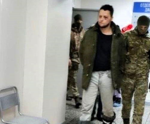 В отношении блогера Артема Павлечко из Иркутской области возбуждено уголовное дело по ст 137 УК РФ Нарушение неприкосновенности частной жизни Максимальное наказание по данной статье предусматривает лишение свободы на срок до пяти лет Накануне в социальных сетях Тулуна появились фотографии блогера в сопровождении силовиков Поступали сообщения о его задержании Как стало известно Павлечко привлекают к ответственности за съемку и распространение видеозаписи из городского морга Ранее блогер прославился конфликтами с сотрудниками ГИБДД Кроме того ему приписывают распространение скандального ролика на котором экс губернатор Левченко убивает спящего в берлоге медведя В последние годы блогер пытался заниматься политикой в Тулуне Стиль блогов Павлечко многие характеризуют как откровенно хамские Иркутск политический в МАХ