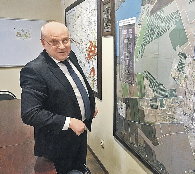 Слюсарь уволил главу «Водоканала», виновного в коллапсе на коллекторе в Шахтах  Врио губернатора Юрий Слюсарь уволил генерального директора ГУП «Управление развития систем водоснабжения» Ростовской области Евгения Плетменцева. Причиной стал коллапс на коллекторе в Шахтах, из-за которого местные жители постоянно жаловались на подтопления.  Напомним, 30 июня в Шахтах был введён локальный режим ЧС из-за серьёзной аварии на коллекторе. Власти выявили, что несколько аварийных участков коллектора угрожают полноценному жизнеобеспечению города.  Тогда же Слюсарь заявил, что видел фотографии домов и ужаснулся состоянию подтопленных подвалов, залитых канализационными стоками. Кроме того, главу региона возмутило состояние насосной станции 1945 года постройки.  Временно исполняющий обязанности директора «УРСВ»  назначен Павел Деревянко. Ранее он руководил АО «Белгородская ипотечная корпорация», управляя группой из пяти компаний.  #ростов #новостиростова #ростовскаяобласть #шахты